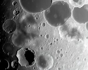 Stacking lunar: detalhes nítidos das crateras em close-up