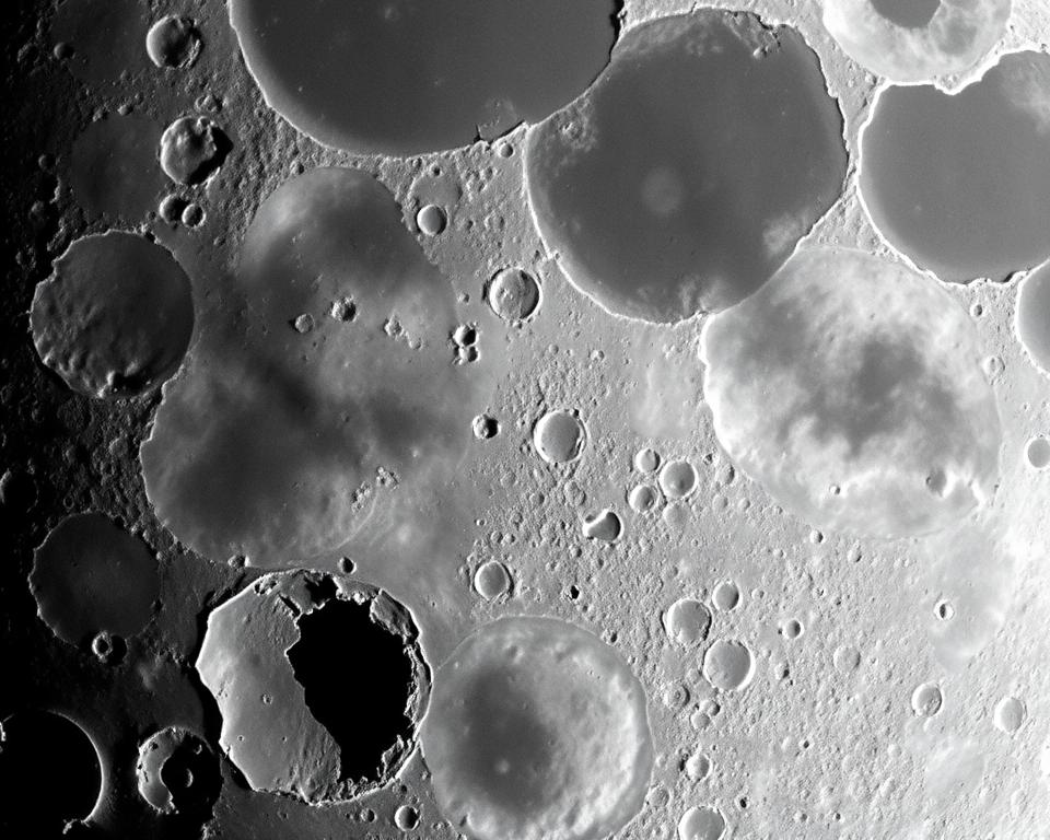 Stacking lunar: detalhes nítidos das crateras em close-up