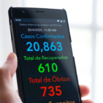 black samsung android smartphone displaying 10 00 — Foto por KOBU Agency na Unsplash