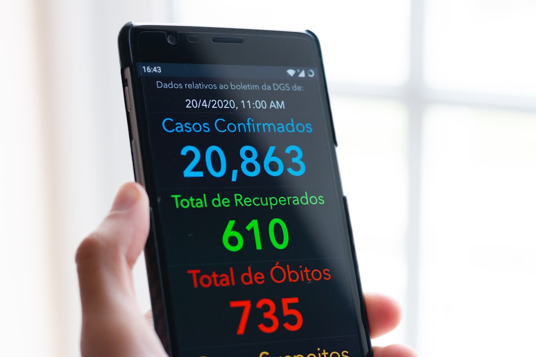 black samsung android smartphone displaying 10 00 — Foto por KOBU Agency na Unsplash