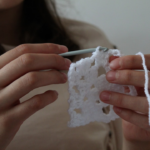 woman in white long sleeve shirt holding white cotton — Foto por Lucia Macedo na Unsplash