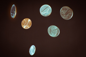 silver round coins on white surface — Foto por Chris Briggs na Unsplash