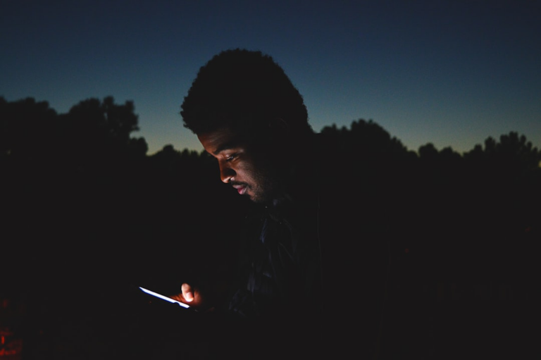 man using smartphone — Foto por Rui  Silvestre na Unsplash