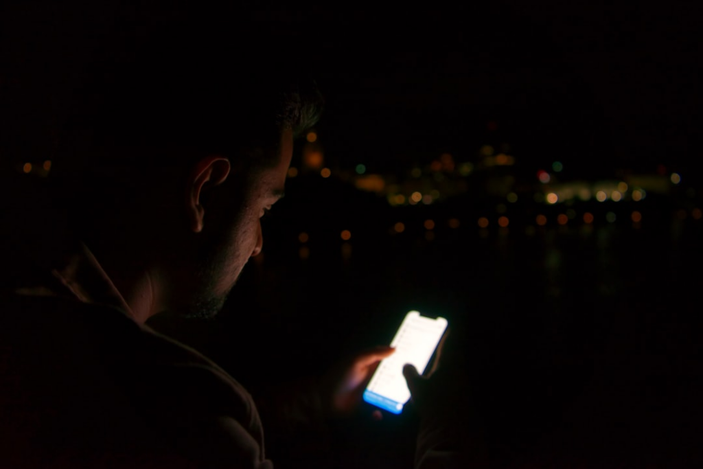 man in black shirt holding white smartphone — Foto por Shubham Sharan na Unsplash