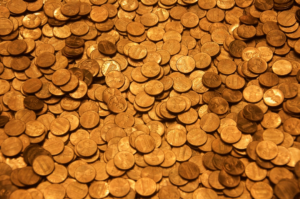 brown round coins on brown wooden surface — Foto por Dan Dennis na Unsplash